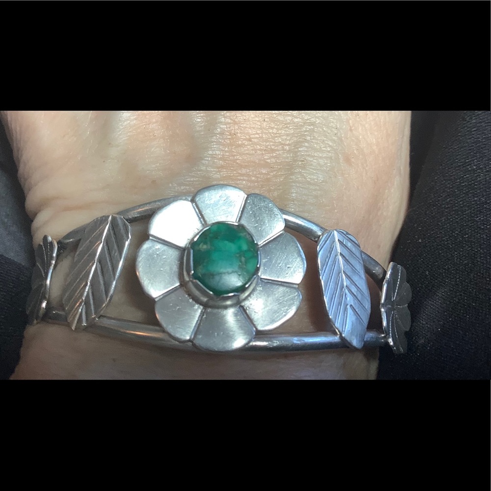Vintage sterling silver turquoise cuff bracelet. - Picture 3 of 12